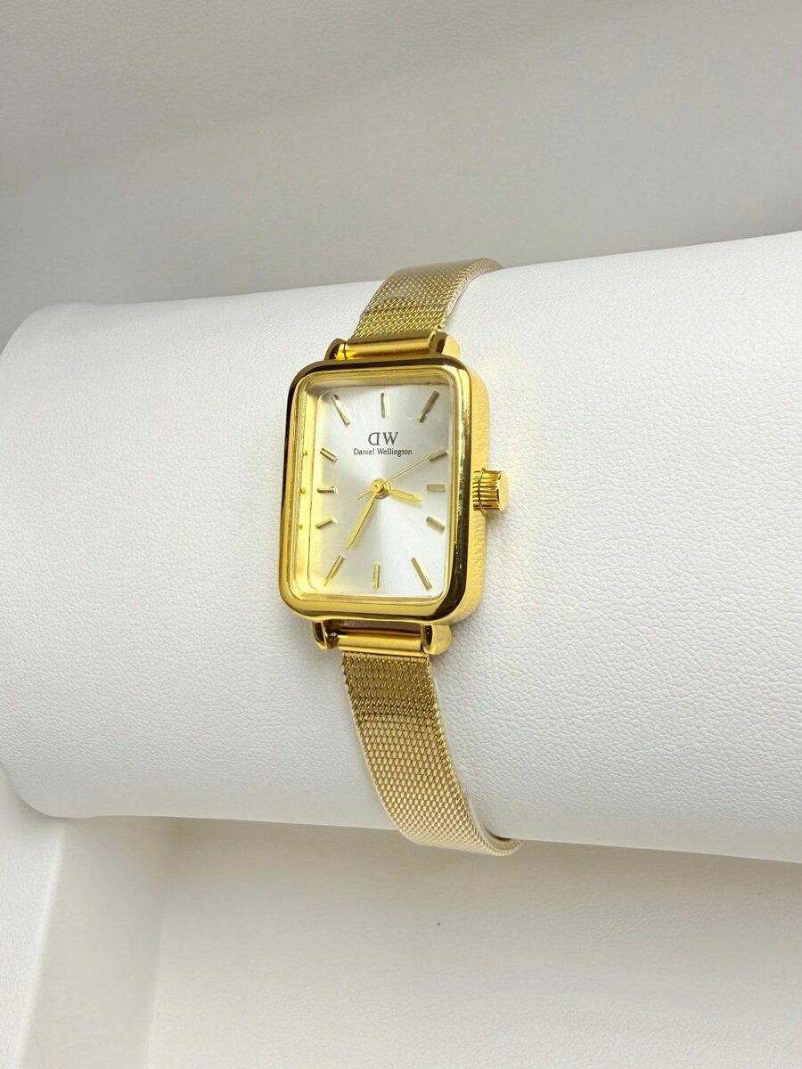 Montre élégante dorée