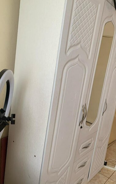 Walldrop white in colour