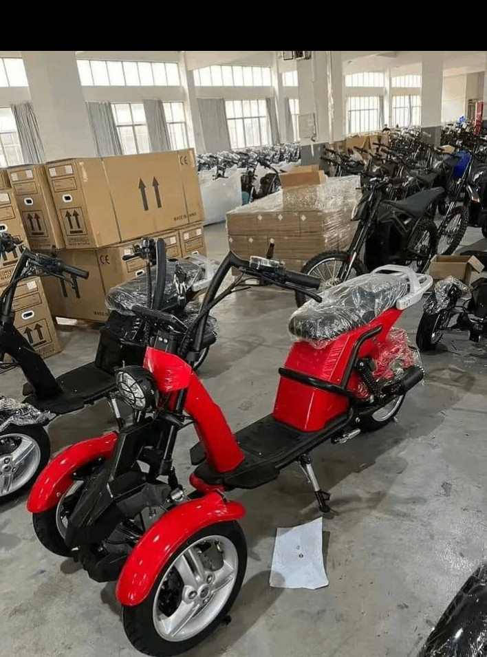 Scooter électrique moderne rouge