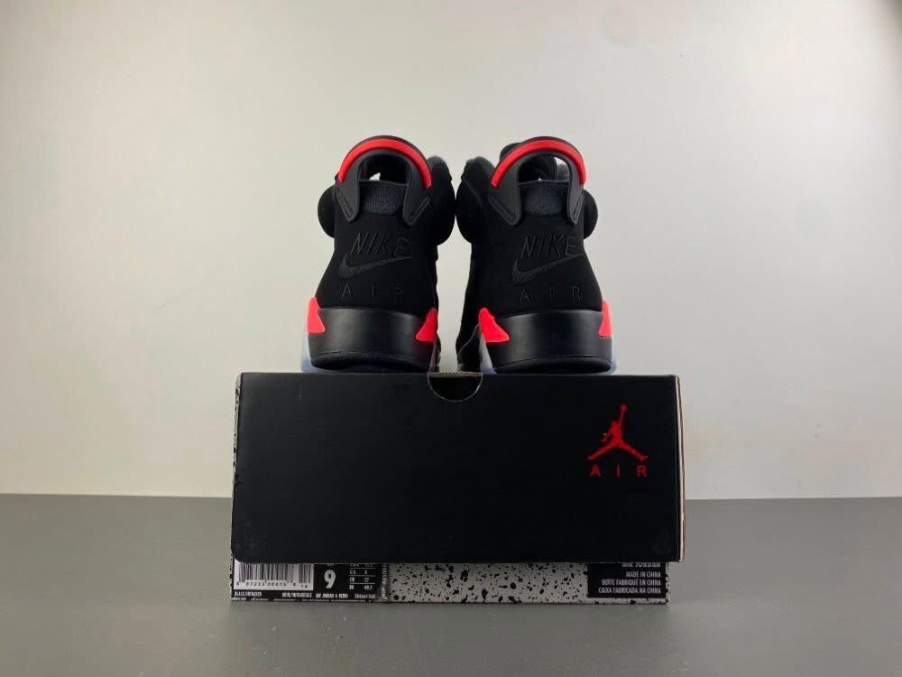 Baskets Air Jordan noires et rouges