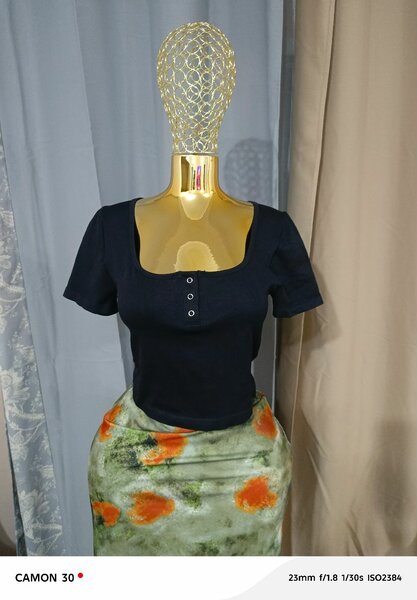 Top ajusté à col carré