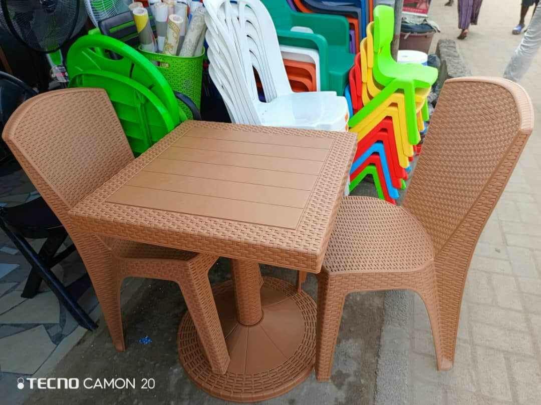 Table et deux chaises