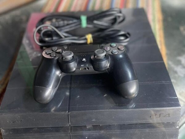 Console Sony PS4 avec manette