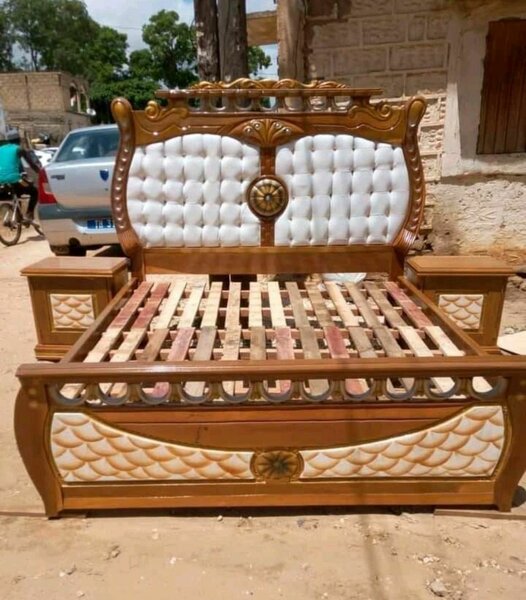 Lit double en bois sculpté