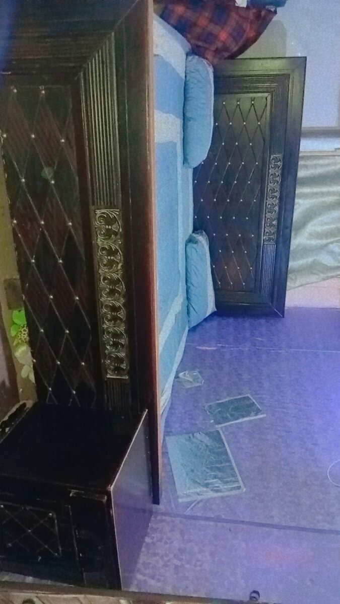 Bed with 1 side Table