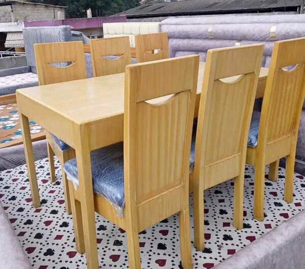 Table et chaises en bois