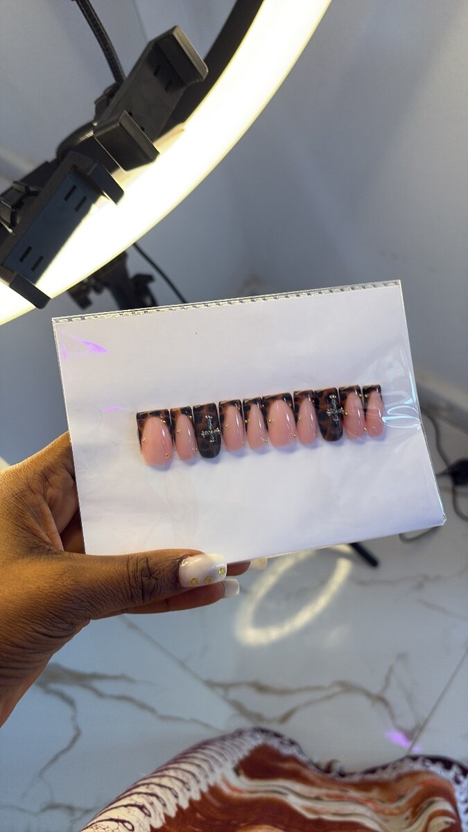 Ongles faux design élégants