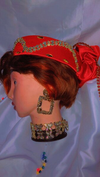 Chapeau rouge élégant brodé