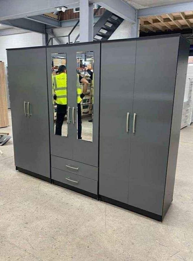 Armoire moderne avec miroir