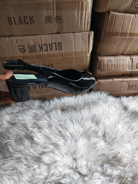 Sandales à talons ouverts vernis