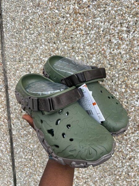 Terrain in green and black