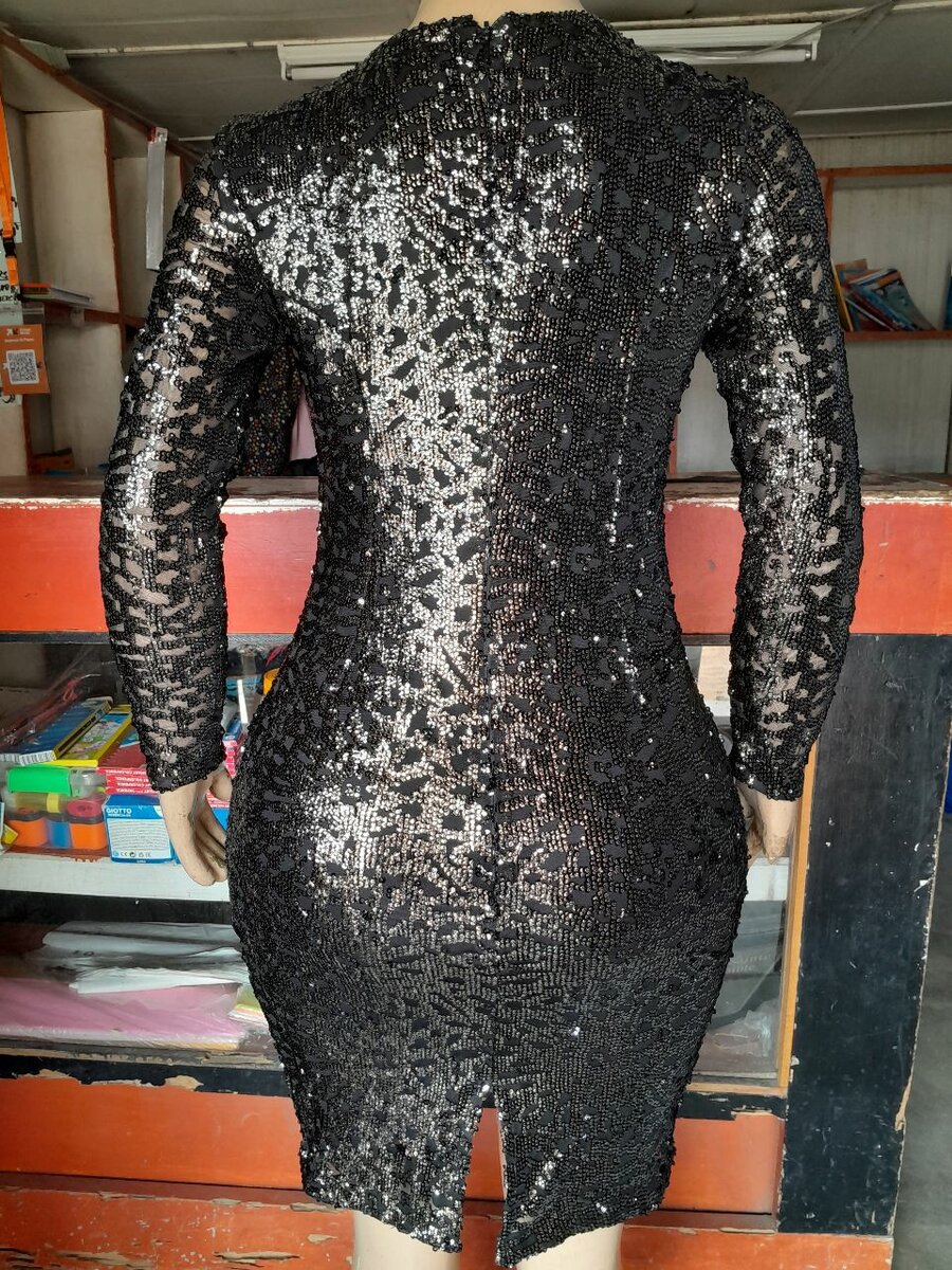 Belle robe manches longues à paillettes