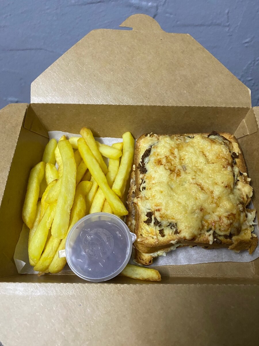 Croque monsieur et des frites