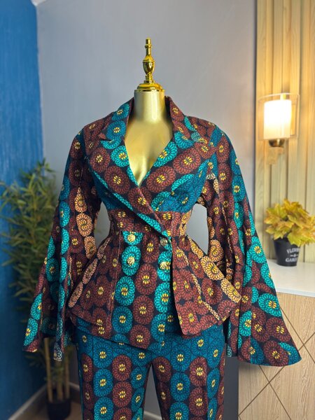 Tailleur élégant en wax coloré