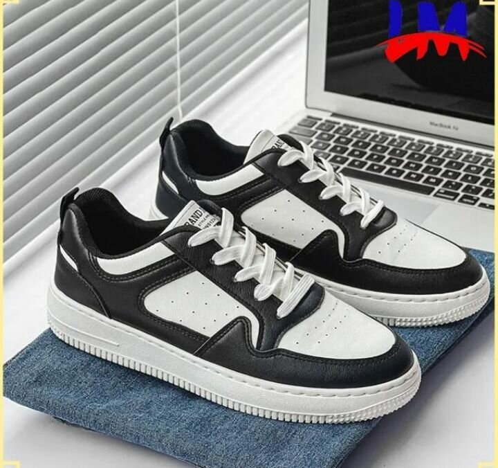 Baskets noires et blanches