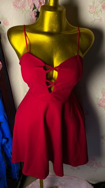 Robe rouge courte volante