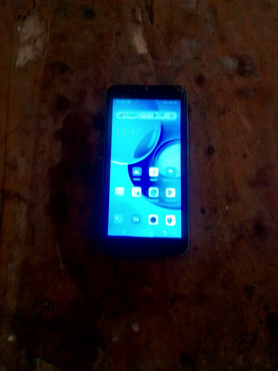 Smartphone Infinix avec triple caméra