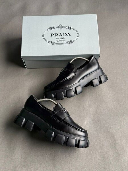 Loafers Prada en cuir noir