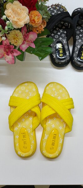 Sandales jaunes croisés confort