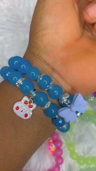 Bracelets en perles colorées avec breloques papillon