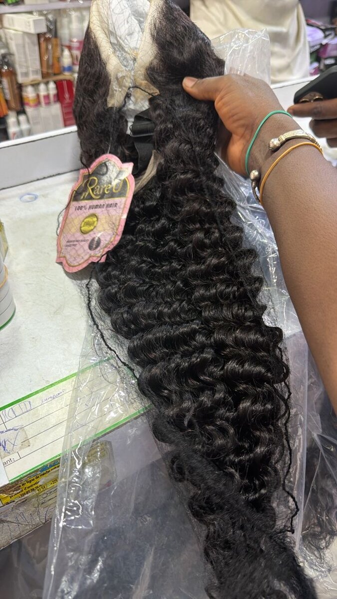 Perruque bouclée longue