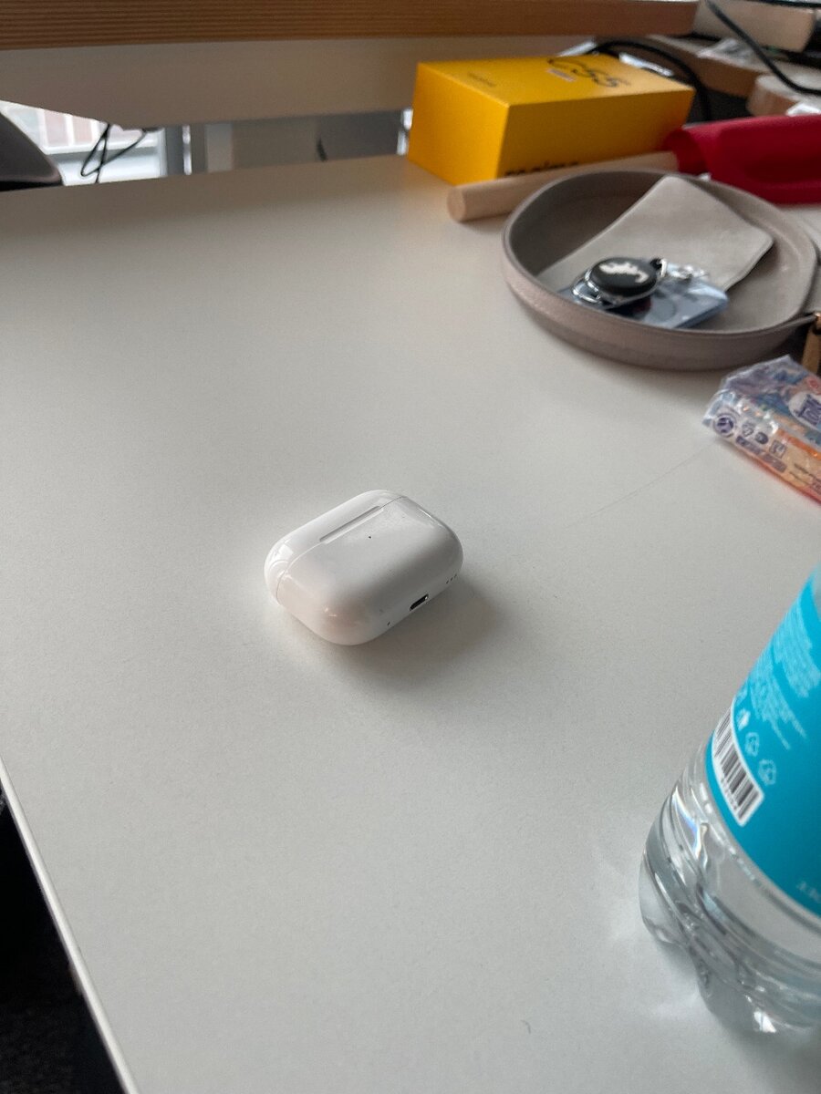 Беспроводные наушники в чехле