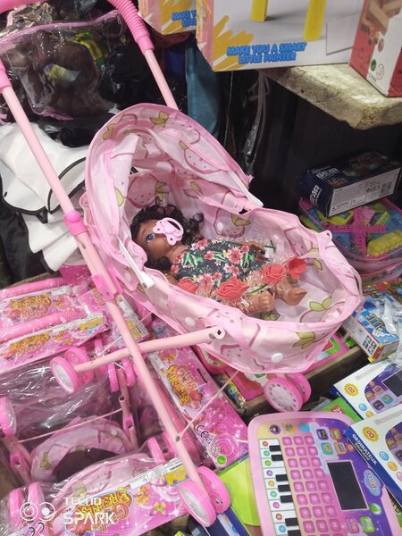 Poussette rose avec poupée