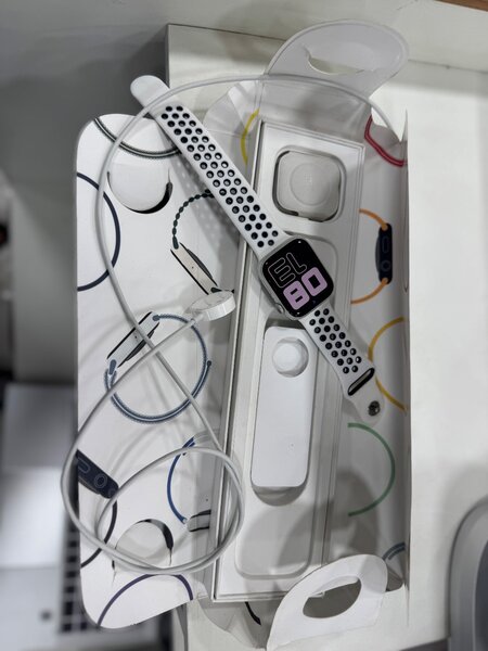 Apple Watch série 8 45Mm avec le carton et le chargeur