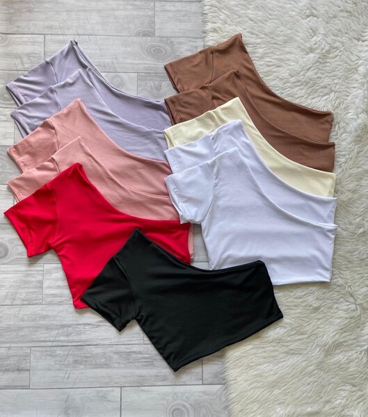 Cropped tops asymétriques
