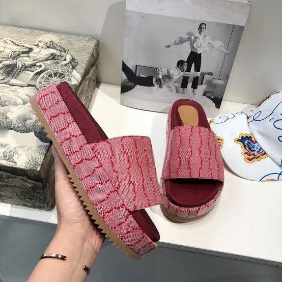 Claquettes tendance en tissu