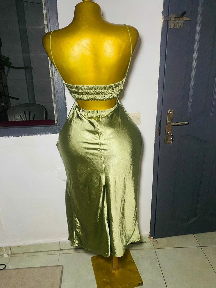 Robe satinée verte fendue