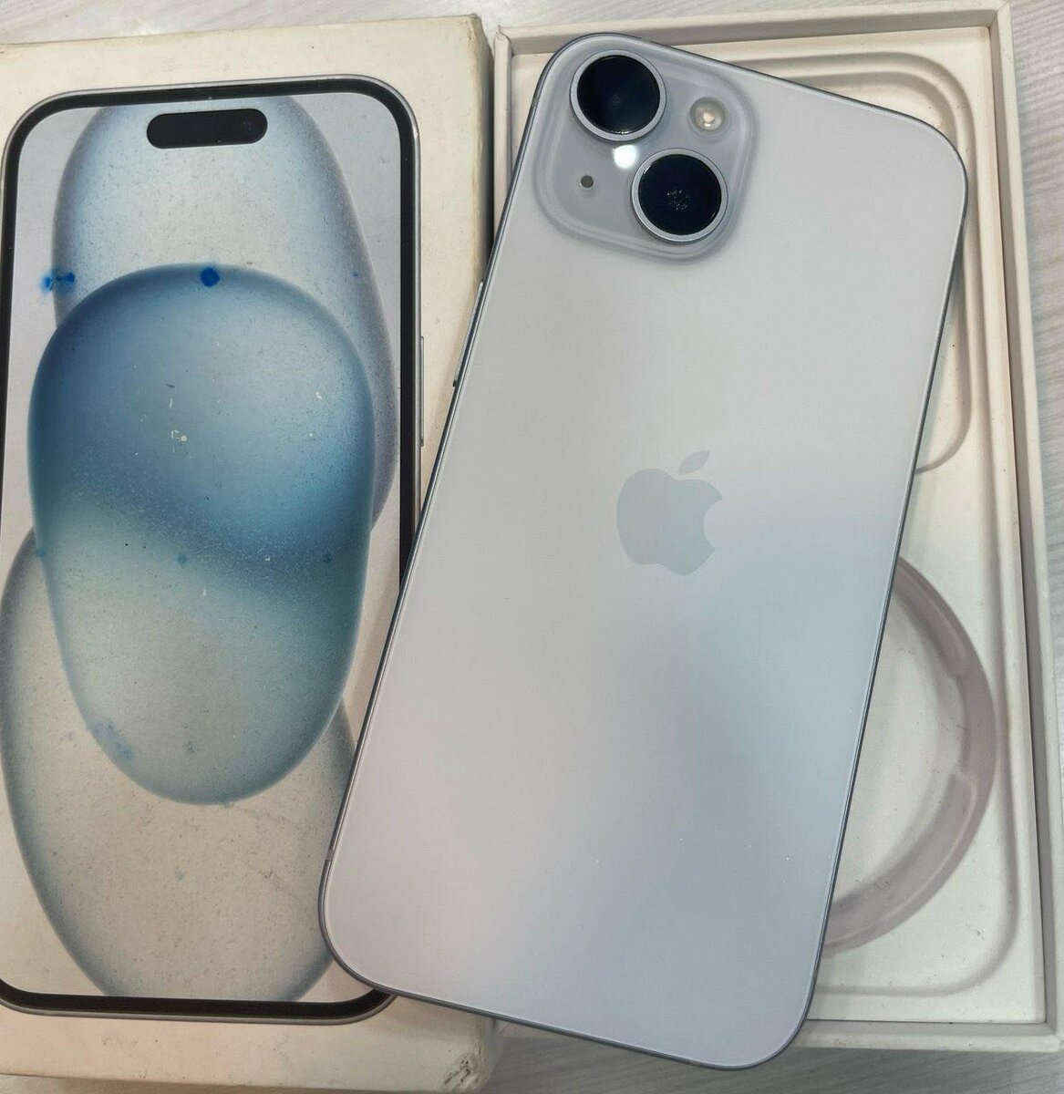 iPhone 15 128go CE quasi neuf avec son carton