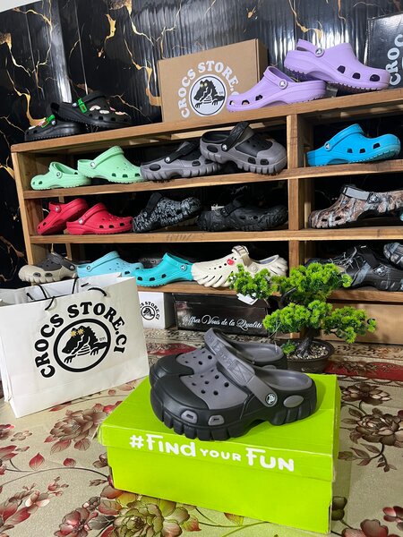 CROCS FIFTY FIFTY