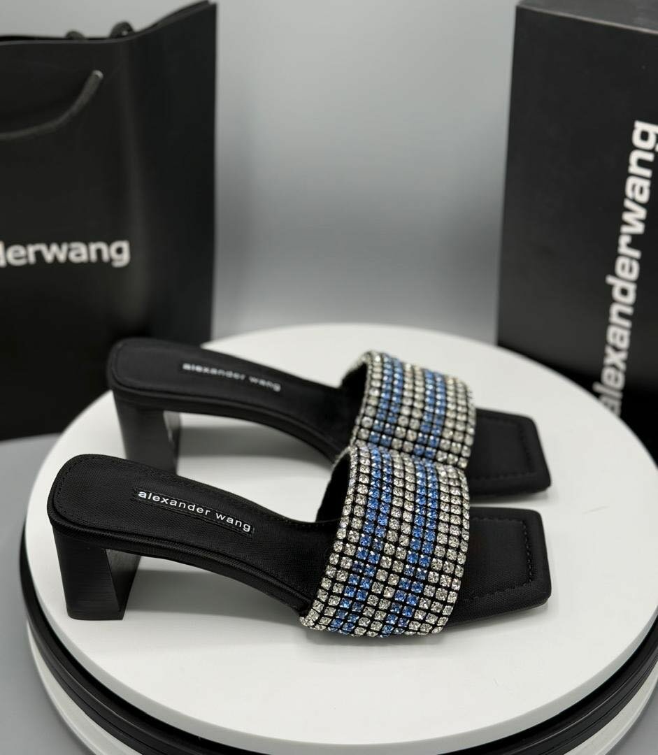 Ladies stock slippers