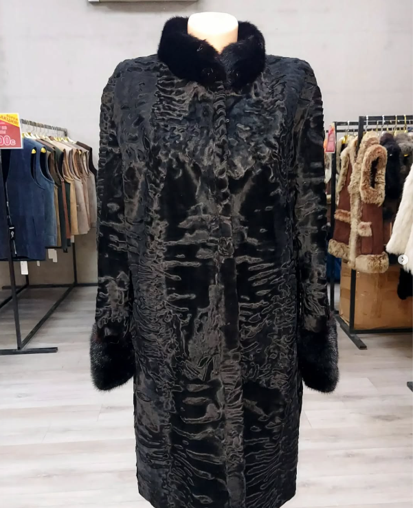 Шуба из натурального каракуля воротник и манжеты норка 