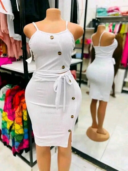 Robe moulante blanche à boutons