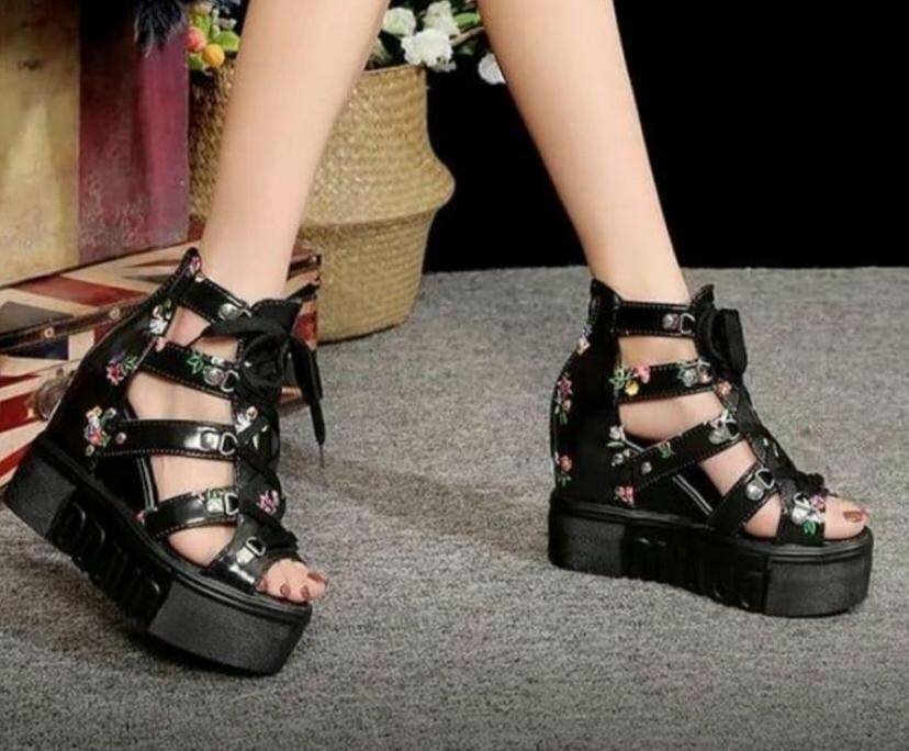 Sandales compensées noires femme