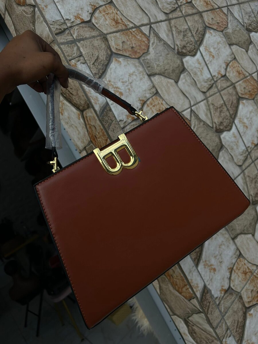 Sac à main en cuir marron élégant