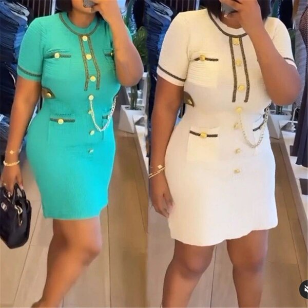 Robe élégante à boutons dorés