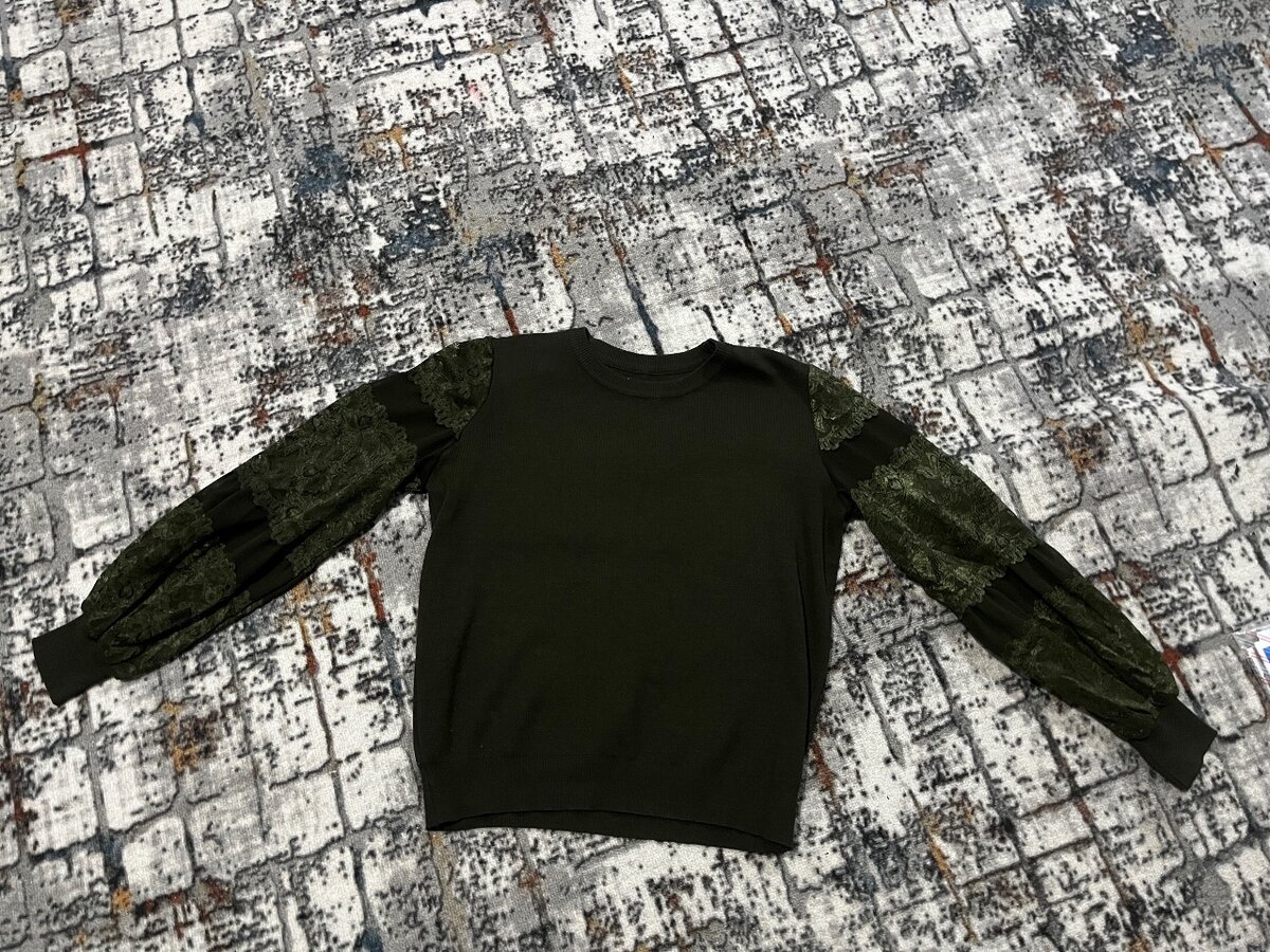 Темно-зеленая кофта с кружевными рукавами