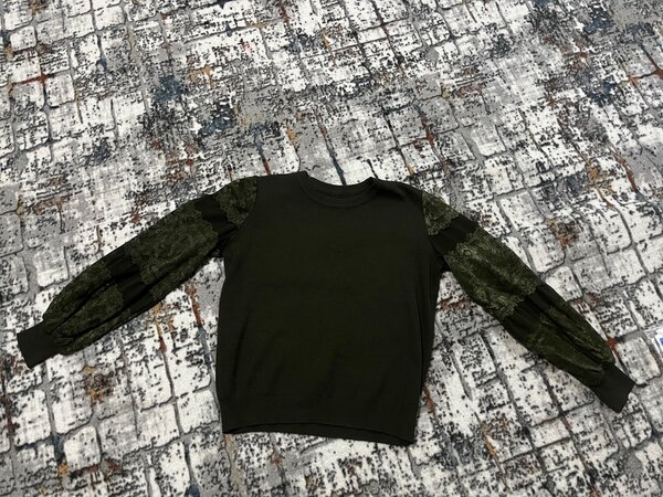 Темно-зеленая кофта с кружевными рукавами