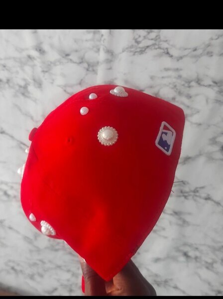Casquette rouge perles élégantes