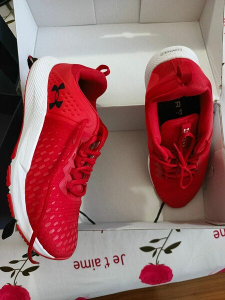 Baskets de sport rouges tendance