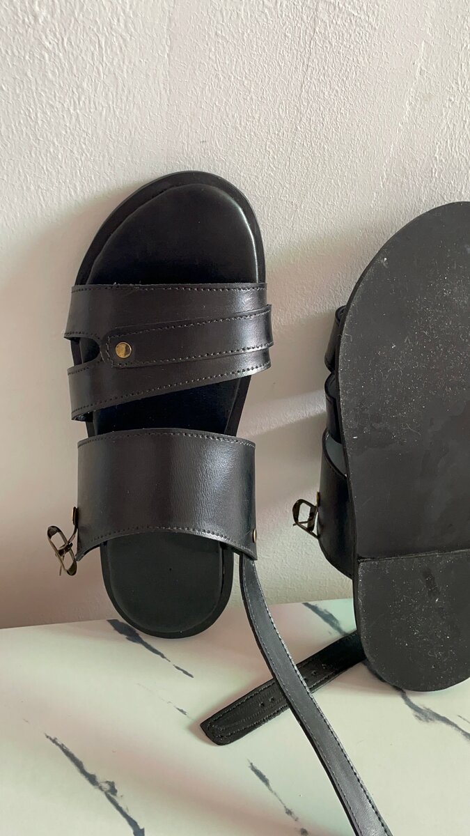 Sandales en cuir noir homme