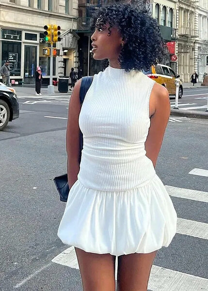 Robe blanche sans manches élégante