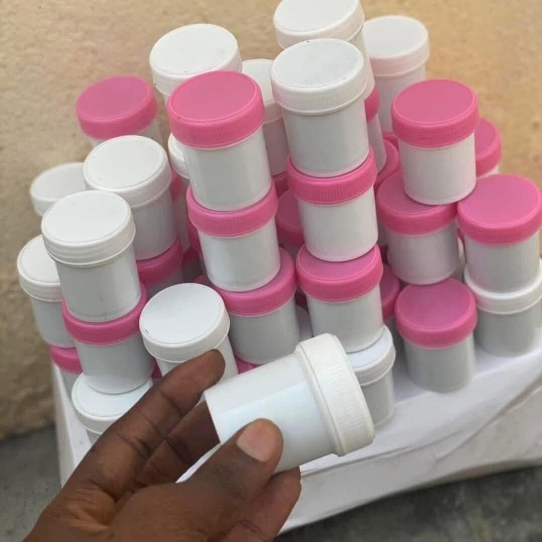 Pots en plastique avec couvercles