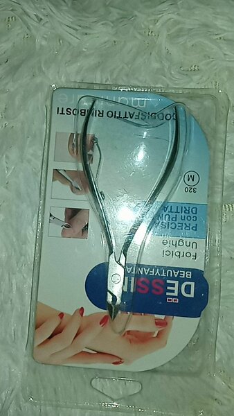 Pince à cuticules en acier