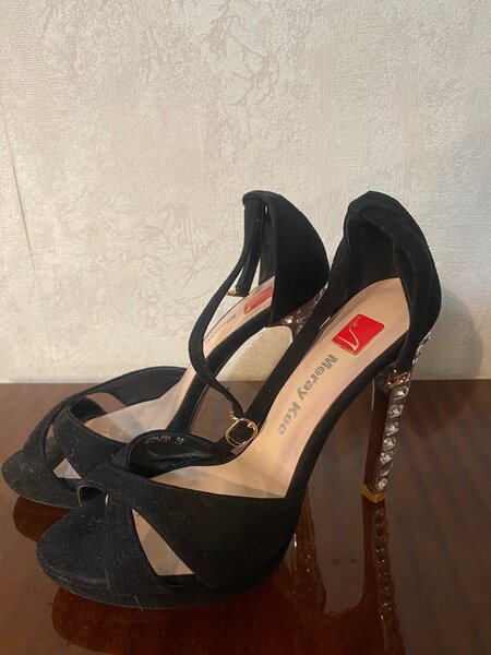 Женские босоножки. Вечерние. Б/у.