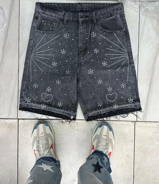 Short en jean noir avec strass