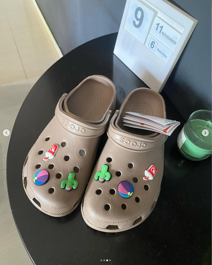 crocs